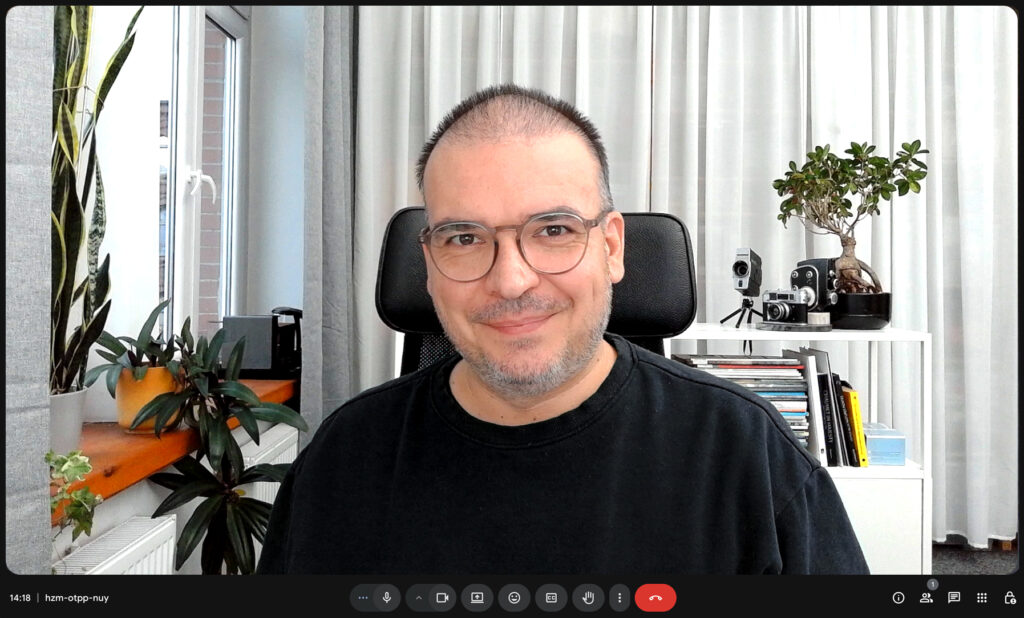 Tomasz Wajsprych prowadzi konsultacje wizualne przez Google Meet. Zrzut ekranu z rozmowy online.