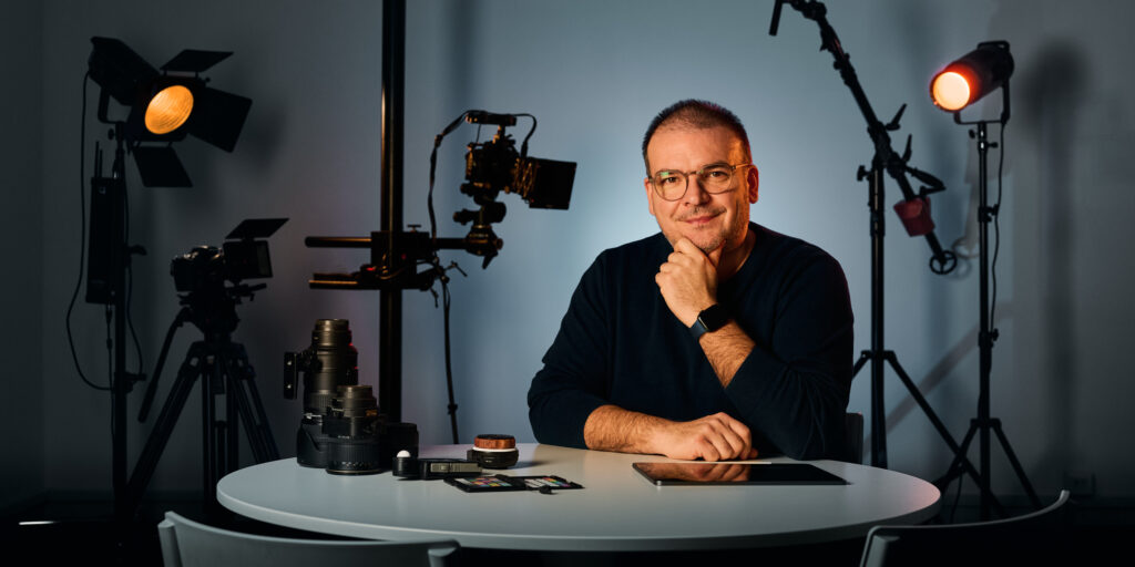 Tomasz Wajsprych - fotograf, konsultant wizualny i szkoleniowiec. Autoportret wykonany w Wajsprych Studio.