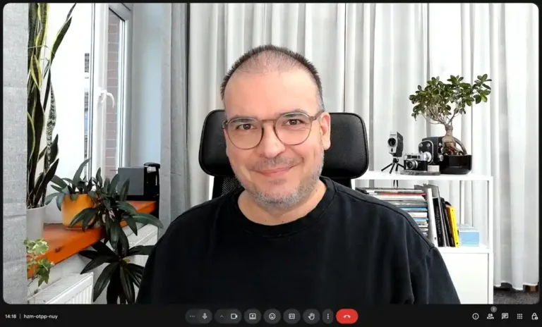 Fotograf Tomasz Wajsprych w trakcie konsultacji wizualnej przez Google Meet. Zrzut ekranu z rozmowy online.